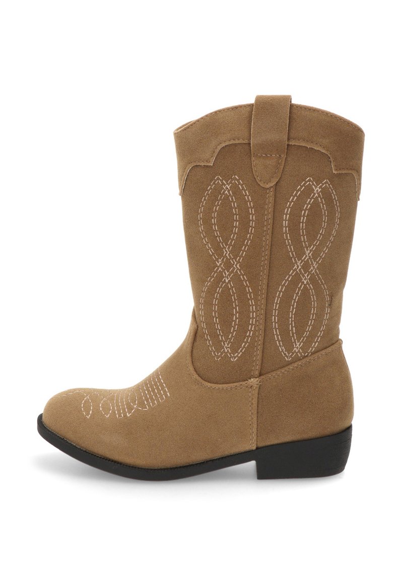 Bota vaquera de ante tan con detalles bordados en blanco, punta redonda, tacón bajo y una lengüeta en la parte trasera para facilitar el calzado.