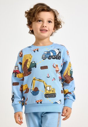 Lichtblauwe sweater van katoen met kleurrijke bouwvoertuigpatronen. Geribbelde manchetten en zoom. Gecombineerd met lichtblauwe broek.