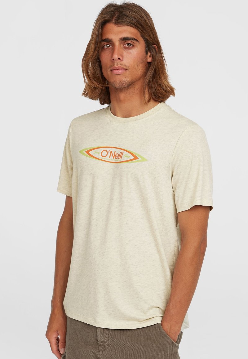 Helle beige Kurzarm-T-Shirt aus weichem Stoff, mit einem zentralen O'Neill-Logo in Orange und Grün in ovalem Design.