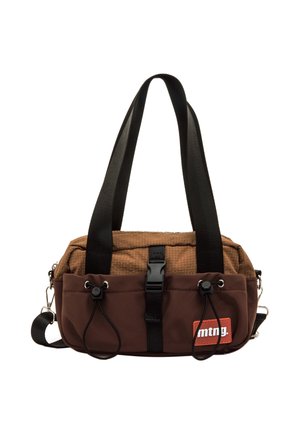 Bolso bandolera marrón y beige con correas negras ajustables, hebilla frontal, detalles con cordón y una etiqueta roja "mtng" en el bolsillo delantero.