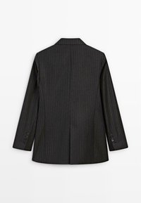 Blazer grigio scuro con righe verticali, design strutturato, rever a punta e tre bottoni su ciascun polsino. Sul retro presenta uno spacco.