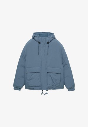 Giacca a vento blu con cappuccio, ampie tasche frontali, polsini elasticizzati e cordini regolabili. Tessuto liscio con finitura opaca.