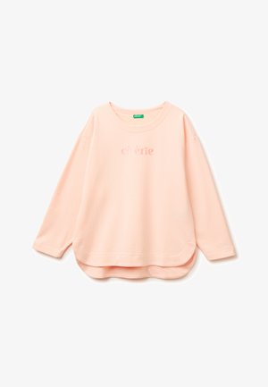 Jasnoróżowa bluza na długi rękaw z zaokrąglonym dołem i napisem „chère” w nieco ciemniejszym odcieniu różu na piersi.