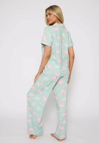 Lichtgroene pyjama set met korte mouwen, bedrukt met roze theekopjes en harten, gemaakt van zachte, comfortabele stof.