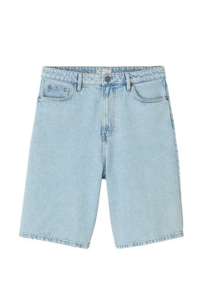 Shorts en denim bleu clair avec une taille haute, un design à cinq poches et un ourlet effiloché. Comprend une fermeture à bouton métallique et une fermeture éclair.