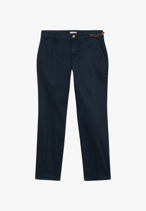 Marineblaue Baumwollhose mit geradem Bein, ausgestattet mit einer goldenen Kettenakzentuierung am Bund und zwei Seitentaschen.