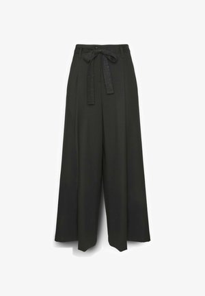 Pantalones de pierna ancha en negro, confeccionados con una tela suave, que presentan una cintura con un lazo texturizado y pliegues en la parte delantera para un detalle adicional.