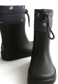 Stivali da pioggia neri in gomma con un risvolto in tessuto blu navy imbottito, dotati di un laccio e piccoli dettagli con il logo. Texture liscia, design di media altezza.