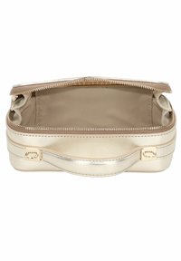 Metaliczna złota torba o gładkiej fakturze, zamykana na suwak, z wnętrzem wyłożonym tkaniną. Posiada podwójne boczne uchwyty i wzmocnione przeszycia.