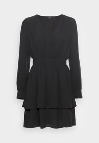 Svart långärmad klänning med V-ringning, elastisk midja, plisserad kropp och lager på lager-skirt, uppvisad på en vit bakgrund.