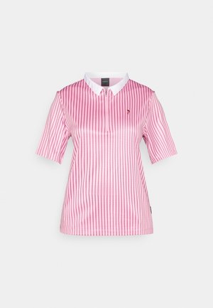 Polo a maniche corte di colore rosa con righe verticali, dotato di colletto bianco, zip frontale a metà e un piccolo logo sul petto.