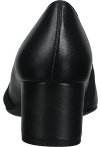 Décolleté nera in pelle con tacco medio, punta affusolata, texture liscia e un robusto tacco a blocco per stabilità. Le cuciture aggiungono un interesse sottile.