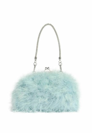 Hellblaue flauschige Handtasche mit silberner Kettenriemen und Metallverschluss, vor weißem Hintergrund dargestellt.