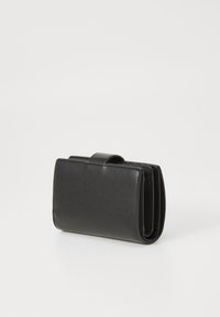 Billetera de cuero negro con forma rectangular, presentando un cierre con solapa y múltiples compartimentos para tarjetas en su interior. Textura suave con acentos mínimos.