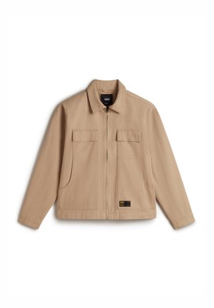 Beige Jacke aus gewebtem Stoff mit einem Reißverschluss vorne, zwei Brusttaschen und einem Vans-Logo-Patch unten links.