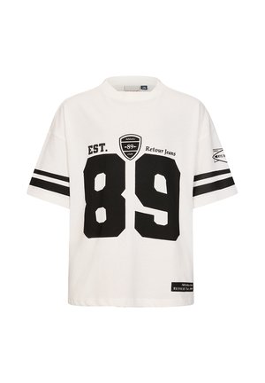 Biały t-shirt z krótkim rękawem z czarnymi podwójnymi paskami na rękawach, dużą czarną liczbą "89" i napisem "EST. Retour Jeans" na przodzie oraz naszywkami z logo.