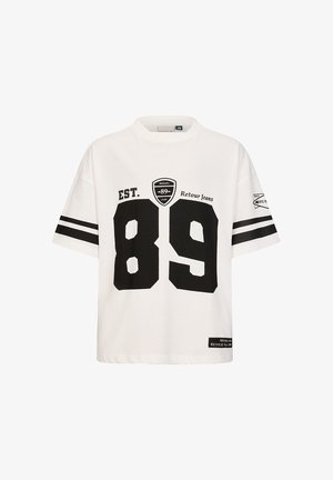 Witte korte mouwen t-shirt met zwarte dubbele strepen op de mouwen, grote zwarte "89" en tekst "EST. Retour Jeans" op de voorkant, en logopatches.