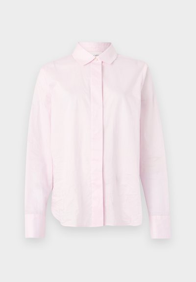 Ροζ ανοιχτόχρωμο μακρυμάνικο πουκάμισο από βαμβάκι, με κλασικό γιακά, κουμπιά μπροστά και ελαφρώς χαλαρή εφαρμογή. Ομαλή υφή χωρίς σχέδια.