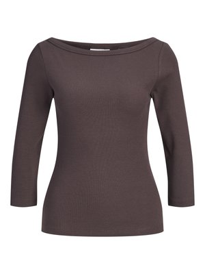 Braunes geripptes Stricktop mit Dreiviertelärmeln und weitem, rundem Ausschnitt.