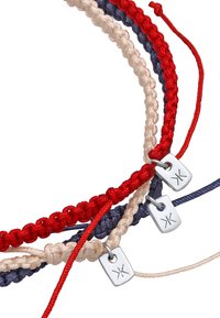 Tre flätade armband i röd, krämfärgad och marinblå med silverfärgade metalltaggar som har ett geometriskt mönster. Texturerad yta; justerbar längd.