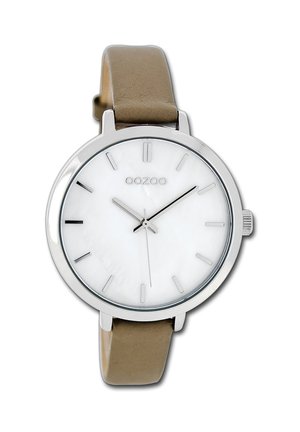 Montre-bracelet ronde argentée avec cadran blanc, index horaires minimalistes, trois aiguilles argentées et un bracelet en cuir beige.