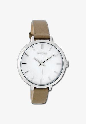 Montre-bracelet ronde argentée avec cadran blanc, index horaires minimalistes, trois aiguilles argentées et un bracelet en cuir beige.