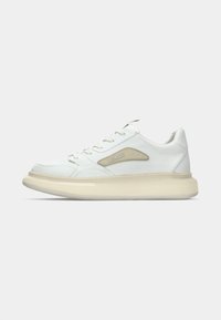 Weiße Ledersneaker mit beiger Akzentseite, runder Zehenform, flachen Schnürsenkeln und einer dicken, cremefarbenen Gummisohle. Branding auf der Seite angezeigt.