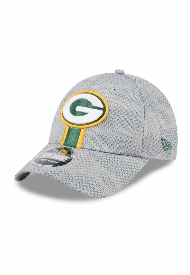 Casquette grise à motif avec le logo des Green Bay Packers, ornée d'accents verts et jaunes à l'avant et d'un logo de la marque New Era sur le côté.