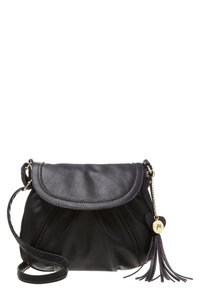 Černá kožená kabelka přes rameno s zaoblenou klopou, řaseným designem, zlatým kováním a střapcem připevněným k srdcovému štítku.