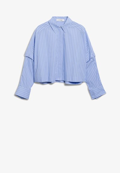 Jasnoniebieska, krótka koszula z guzikami, w białe pionowe paski, z szpiczastym kołnierzem i szerokimi rękawami. Miękka tkanina o gładkiej fakturze.