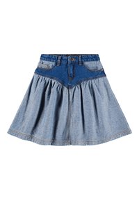Denimskjørt med en tettsittende midje, to frontlommer og en utsvingt nedre del. Mørkere denim i bærestykke og lyseblått stoff gir et kontrasterende utseende.