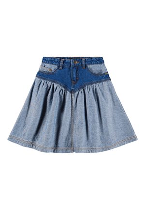 Denimskjørt med en tettsittende midje, to frontlommer og en utsvingt nedre del. Mørkere denim i bærestykke og lyseblått stoff gir et kontrasterende utseende.