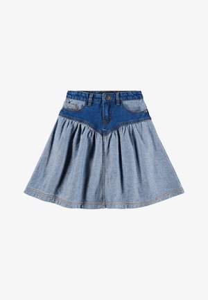 Farmer szoknya, amely illeszkedő derékkal, két elülső zsebbel és bővülő alsó résszel rendelkezik. A sötétebb farmer anyag és a világoskék szövet kontrasztos megjelenést kölcsönöz.