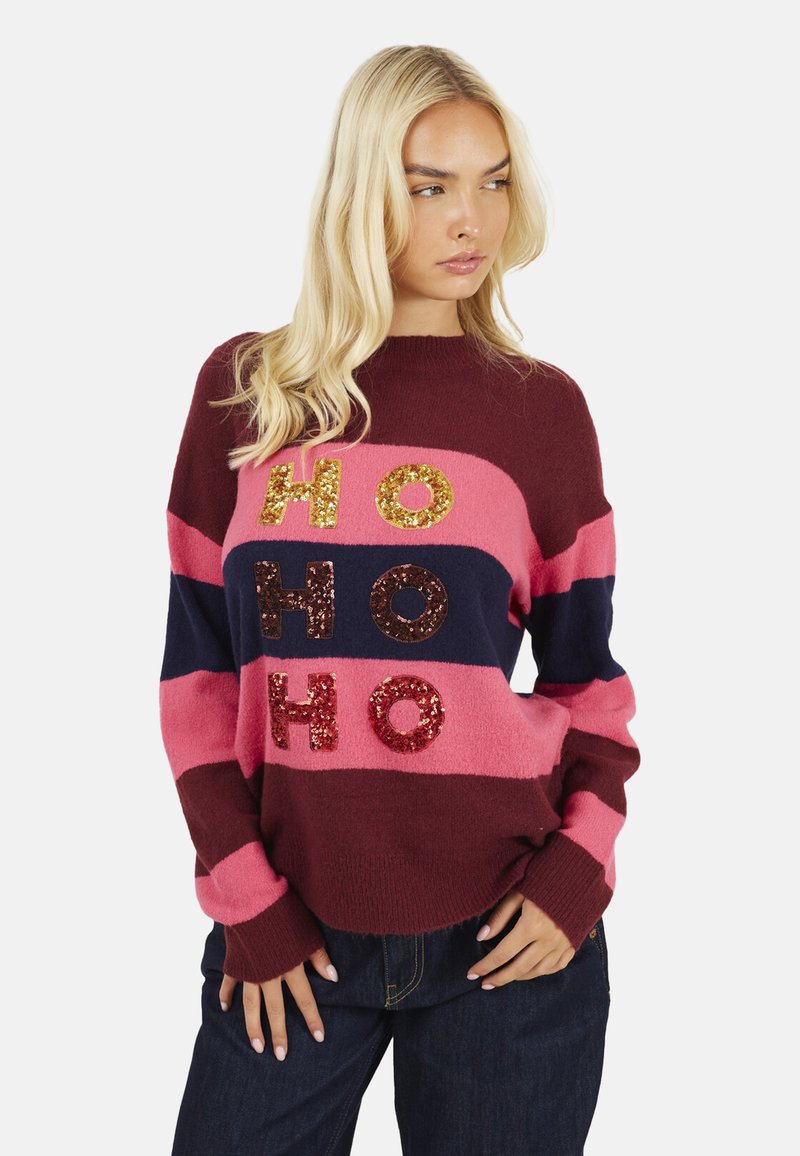 Maglione a righe rosse e rosa con scollo a girocollo, con lettere "HO HO HO" di paillettes in oro, rosso e marrone sul davanti.