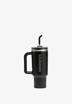 Melna izolēta ceļojumu krūze ar rokturi, caurspīdīgu vāciņu, melnu izliekto caurulīti un "lululemon" logo sānos, attēlota uz baltā fona.