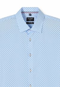 Lichtblauw slim-fit overhemd met een klein donker kruispatroon, witte knopen en een spitse kraag, merklabel zichtbaar aan de binnenkant van de kraag.