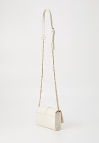 Käsilaukku, jossa on rakenteellinen suorakulmainen muoto, kermaisen värinen nahka, litteä läppäkiinnitys ja kultaketjusta valmistettu olkahihna. Silkkinen pinta.