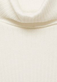 Pull à col roulé côtelé couleur crème avec un col épais replié et un tissu doux et texturé. Idéal pour superposer lors des temps plus frais.