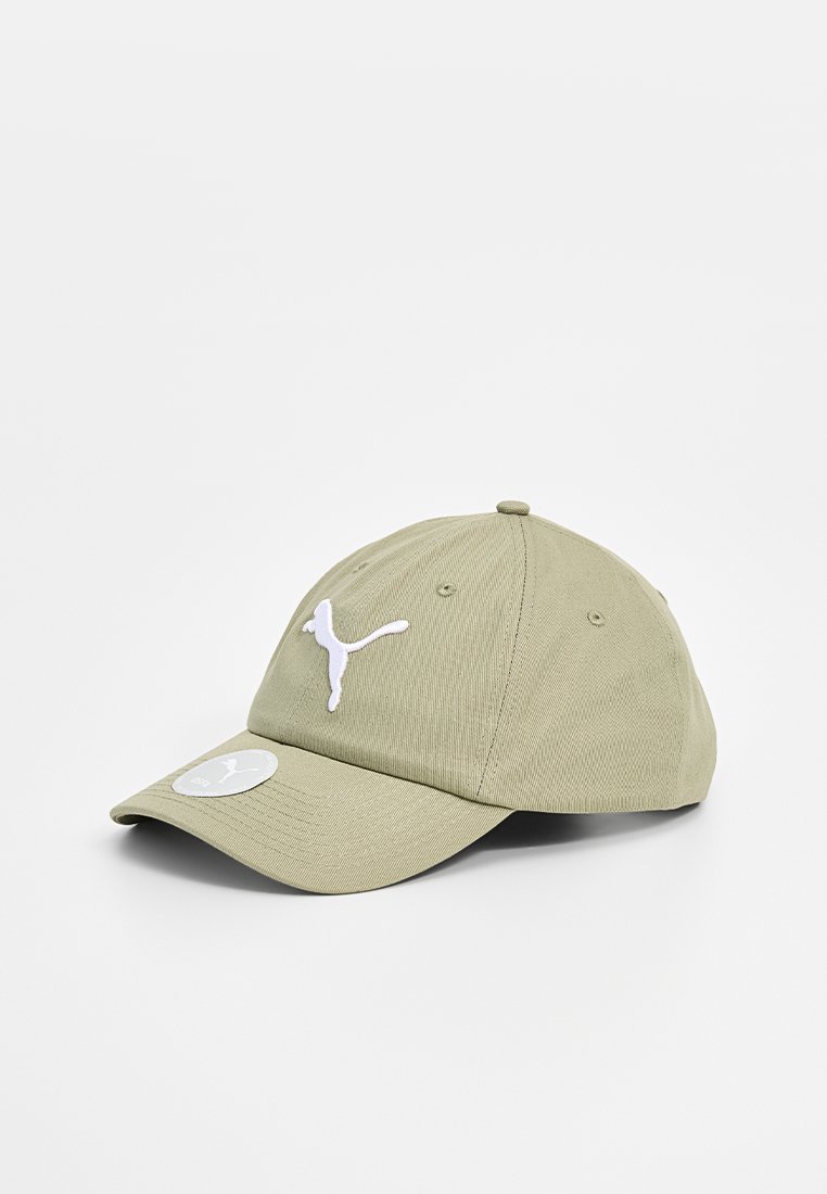 Gorra de béisbol color caqui con logo blanco bordado, visera curva y acabado texturizado. Presenta una correa ajustable en la parte posterior.