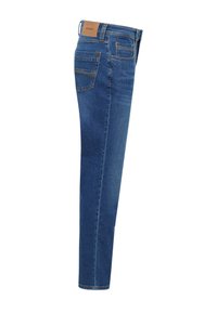 Jeans de mezclilla azul con un diseño de pierna recta, que cuentan con un parche de cuero en la cintura y bolsillos traseros tradicionales. Textura suave.