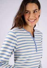 Maglione a righe in blu chiaro e crema, con collo tondo, patta con bottoni e texture morbida, ideale per l'abbigliamento casual.