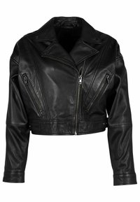 Zusammengeschnittene schwarze Lederjacke mit diagonaler Reißverschluss, drei Reißverschlusstaschen vorne, breiten Revers und glatter Textur.