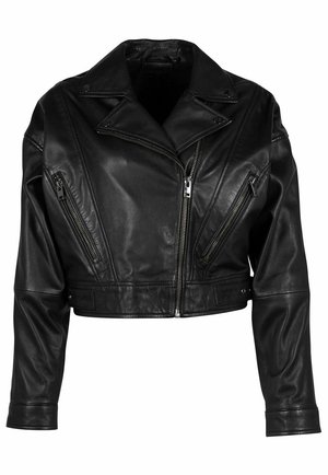 Geknipte zwarte leren jas met een diagonale rits, drie met rits gesloten voorkantages, brede revers en een gladde textuur.