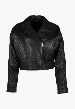 Giubbotto in pelle nera tagliato, con una zip diagonale, tre tasche frontali con zip, ampi risvolti e una texture liscia.