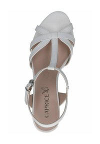 Bílé sandály s křížovými řemínky, otevřenou špičkou, nastavitelným kotníkovým popruhem, hladkou koženou texturou a světlou stélkou se značkovým názvem.