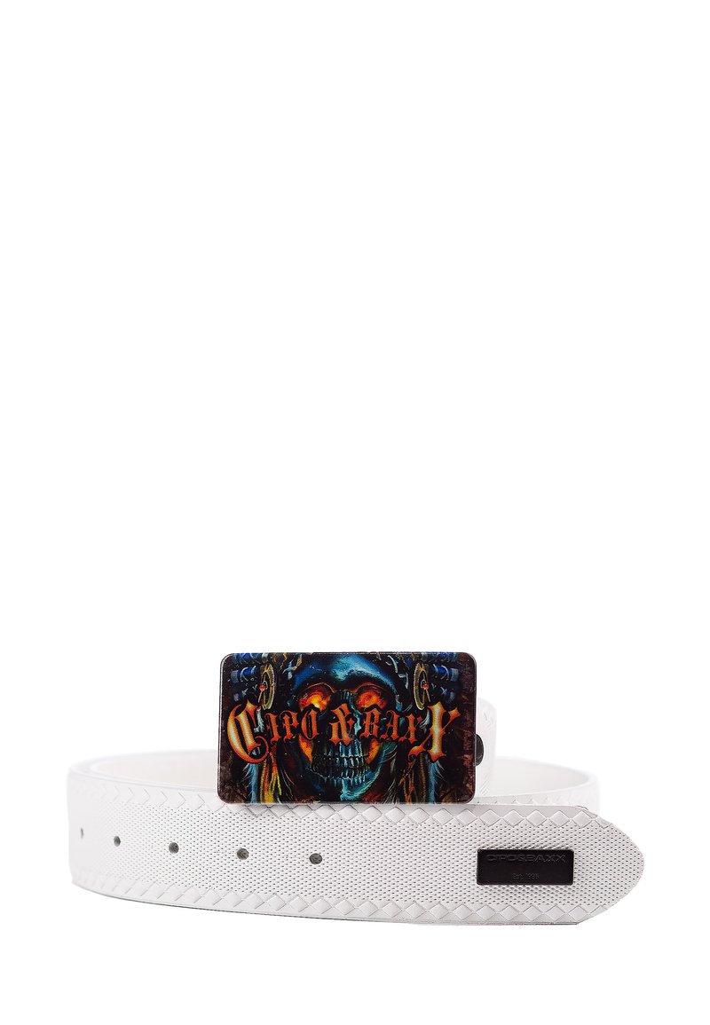 Ceinture tissée blanche avec des perforations, dotée d'une boucle carrée distinctive décorée d'un design de crâne coloré et de texte.