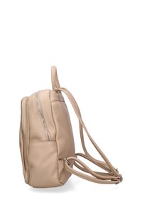 Zaino in pelle beige con superficie texturizzata, due scomparti con cerniera e spallacci regolabili, dotato di una tasca laterale e accessori in ottone argentato.