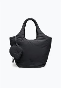 Sac cabas matelassé noir avec poignées souples arrondies et petite pochette attachée en forme de gant de boxe sur fond blanc.