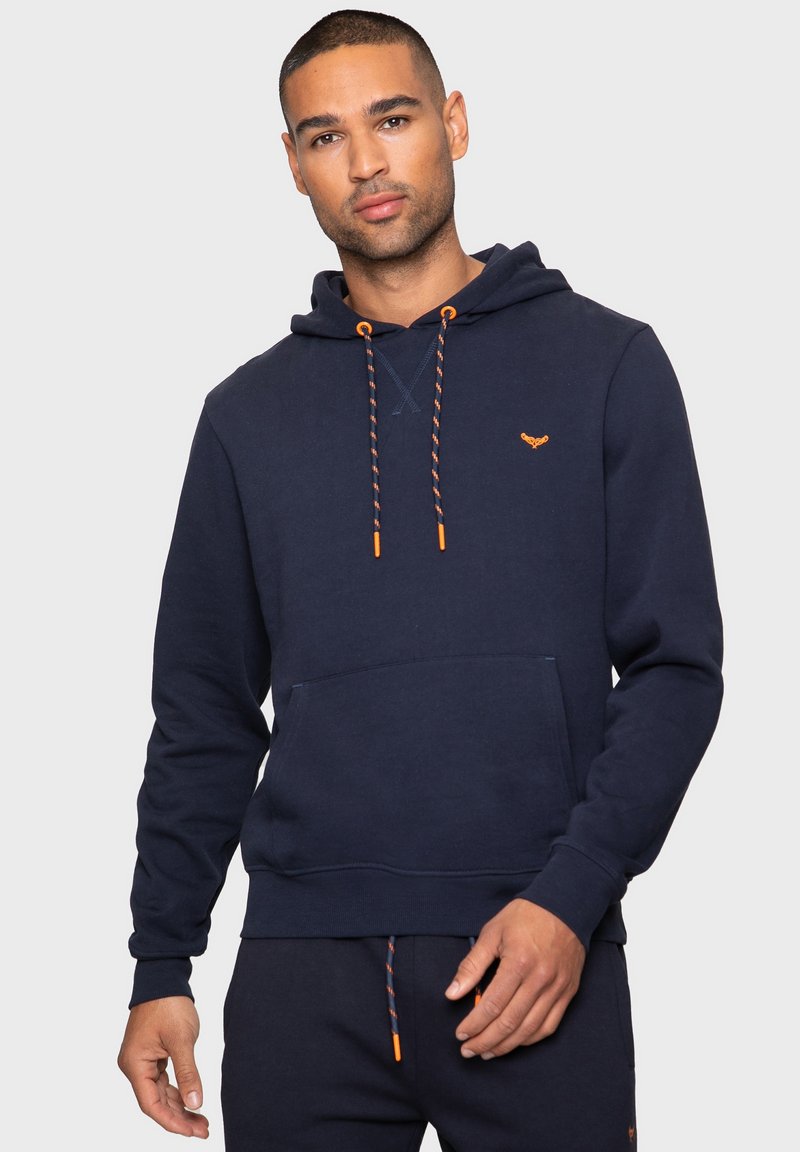 Marineblauwe hoodie van zachte stof met een kangoeroezak, contrasterende oranje trekkoorden en een klein logo op de borst.