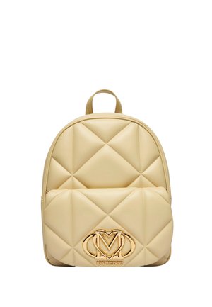 Zaino trapuntato beige con tasca frontale, emblema del logo Love Moschino color oro e maniglia superiore su sfondo bianco.